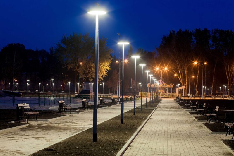 Lampadaires allumés de nuit